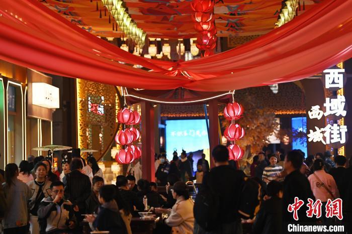 圖為街區(qū)現(xiàn)場(chǎng)游客絡(luò)繹不絕。李亞龍 攝</p><p>