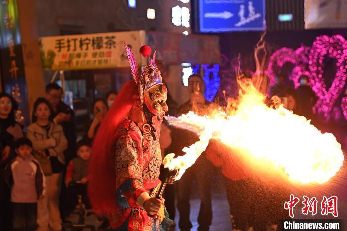 圖為工作人員進(jìn)行雜耍表演。李亞龍 攝</p><p>