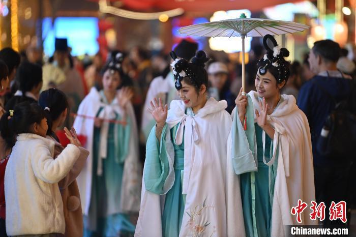 圖為街區(qū)人員著傳統(tǒng)服飾與游人互動(dòng)。李亞龍 攝</p><p>