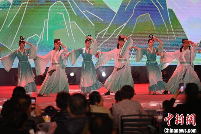 圖為工作人員進(jìn)行舞蹈表演。李亞龍 攝