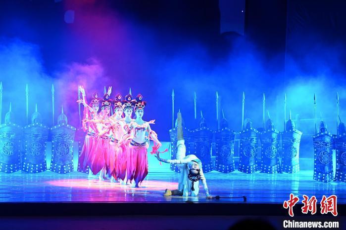 2023年2月18日，蘭州歌舞劇院創(chuàng)排的大型舞劇《大夢(mèng)敦煌》?！　【琶赖┰?攝