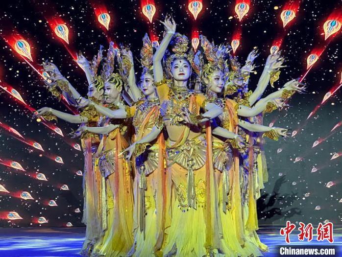 圖為甘肅演藝集團(tuán)歌舞劇院表演的舞蹈《金光千佛》。(資料圖)戴文昌 攝