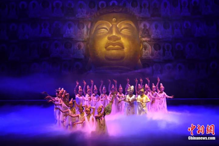 2024年2月23日晚，中國經(jīng)典舞劇《絲路花雨》在甘肅蘭州演出恭賀新春。李亞龍 攝