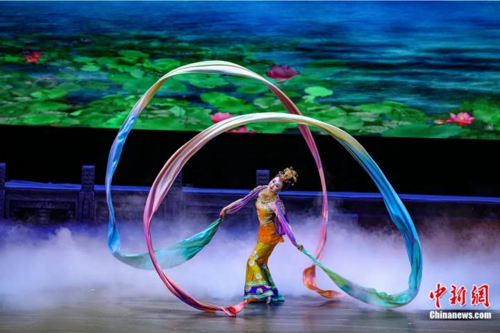 2023年4月17日晚，中國經(jīng)典舞劇《絲路花雨》在澳門百老匯劇場演出。甘肅演藝集團 供圖