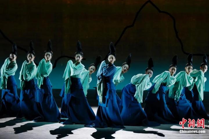 2024年2月29日晚，舞蹈詩劇《只此青綠》在北京上演，多國駐華使節(jié)和國際組織代表前來觀賞。韓海丹 攝