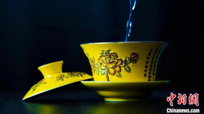 2023年5月，拍攝的臨夏特色茶飲——蓋碗茶。(資料圖)臨夏市融媒體中心供圖