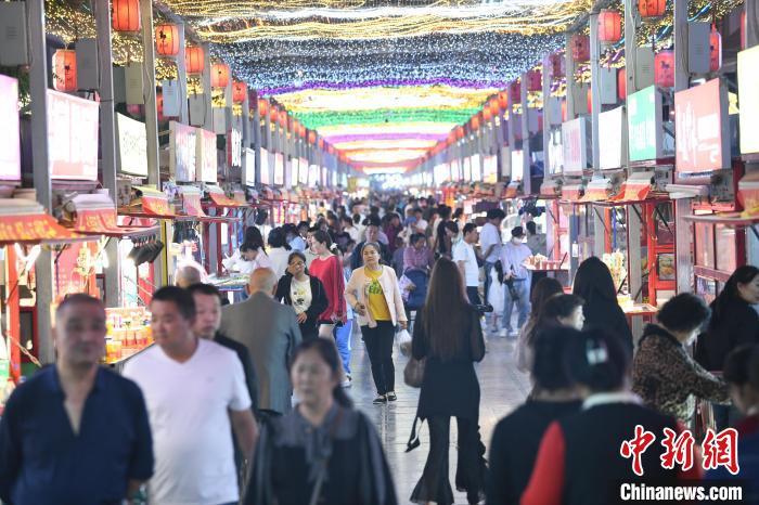 圖為燈光亮起，明清街夜市人氣漸旺?！〈魑牟?攝</p><p>