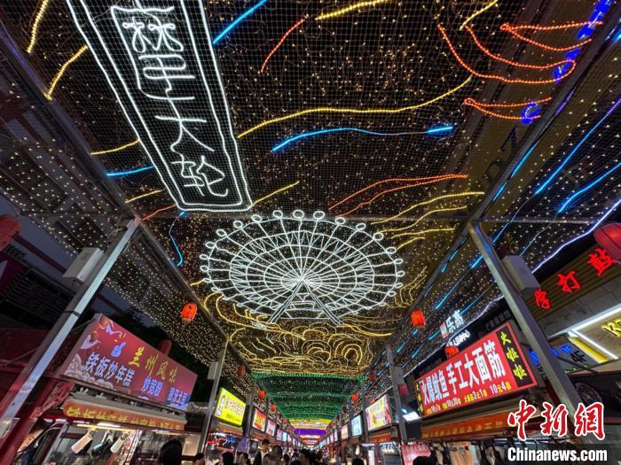 圖為明清街夜市燈光點亮具有武威文化元素的“摩天輪”彩燈?！〈魑牟?攝</p><p>