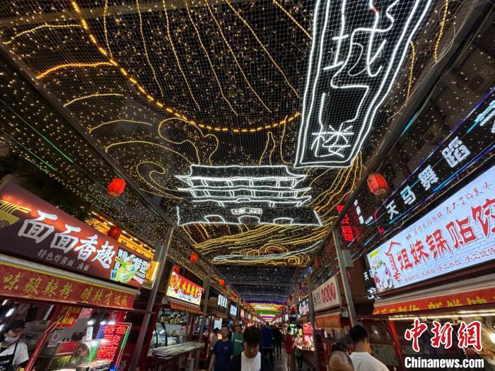 圖為明清街夜市燈光點亮具有武威文化元素的“涼州古城門”彩燈?！〈魑牟?攝</p><p>