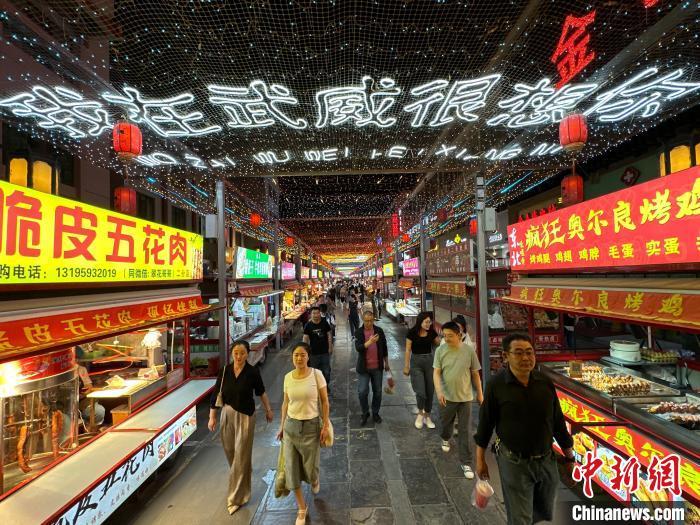 圖為明清街夜市燈光點亮“我在武威很想你”?！〈魑牟?攝</p><p>