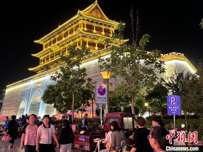圖為夜幕降臨，涼州古城門燈光亮起?！〈魑牟?攝
