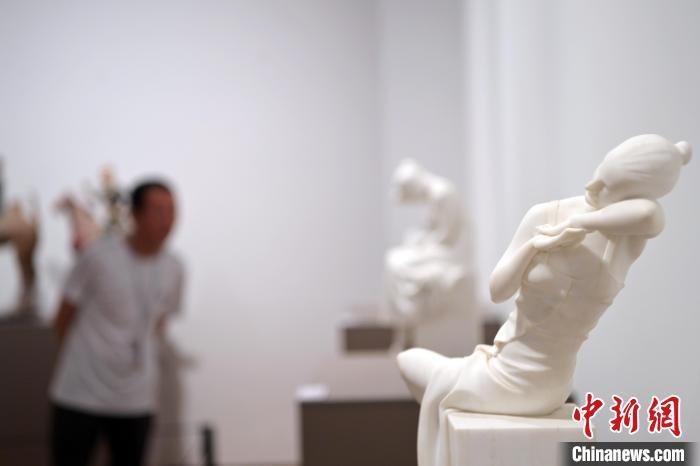 5月21日，在“絲路印跡”雕塑藝術(shù)作品展展出的作品《綺羅香·香》。九美旦增 攝</p>
<p>