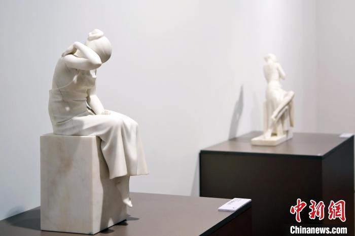 5月21日，在“絲路印跡”雕塑藝術(shù)作品展展出的雕塑作品《聲聲慢·艾艾》。九美旦增 攝</p>
<p>