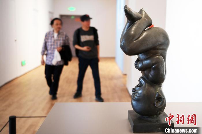 5月21日，觀眾參觀“絲路印跡”雕塑藝術(shù)作品展展出的雕塑作品。九美旦增 攝</p>
<p>