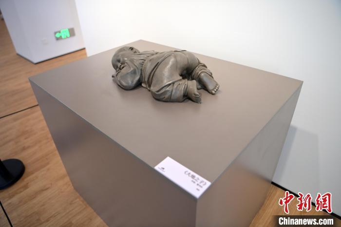 5月21日，在“絲路印跡”雕塑藝術(shù)作品展展出的作品《大地之子》。九美旦增 攝</p>
<p>