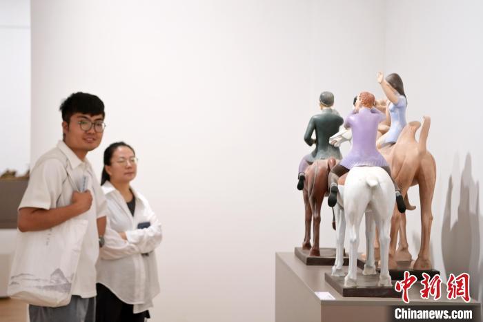 5月21日，觀眾參觀在“絲路印跡”雕塑藝術(shù)作品展展出的雕塑作品《絲路話語(yǔ)》。九美旦增 攝</p>
<p>