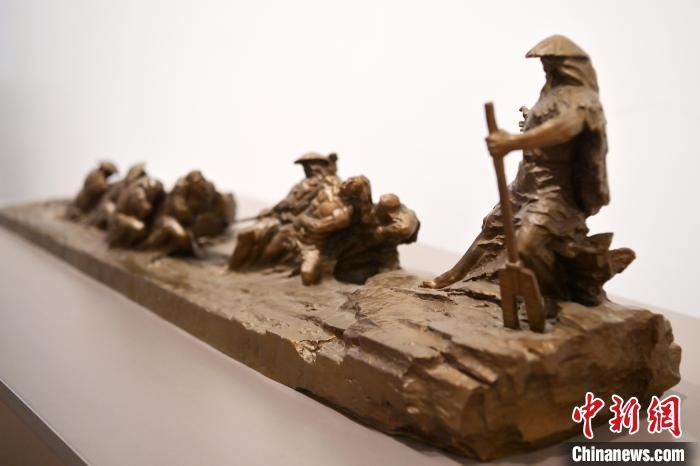 5月21日，在“絲路印跡”雕塑藝術(shù)作品展展出的作品《治水為民·禹德九州》。九美旦增 攝</p>
<p>