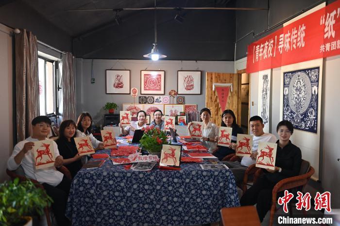 6月6日，在甘肅敦煌青年夜校課程中，青年學(xué)員展示學(xué)習(xí)敦煌非遺剪紙的成果。
