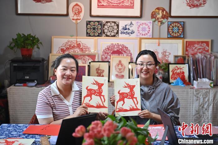 6月6日，在甘肅敦煌青年夜校課程中，青年學(xué)員展示學(xué)習(xí)敦煌非遺剪紙的成果。李亞龍 攝　　