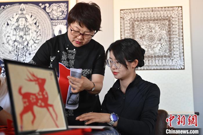 6月6日，在甘肅敦煌青年夜校課程中，青年學(xué)員學(xué)習(xí)敦煌非遺剪紙課程。李亞龍 攝