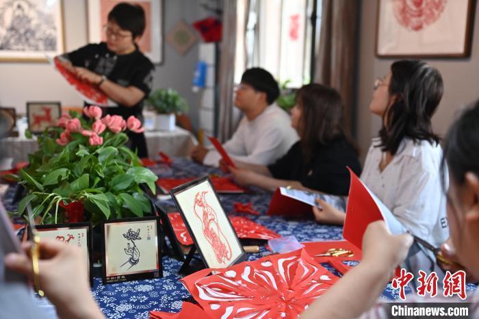 6月6日，在甘肅敦煌青年夜校課程中，青年學(xué)員學(xué)習(xí)敦煌非遺剪紙課程。李亞龍 攝　　