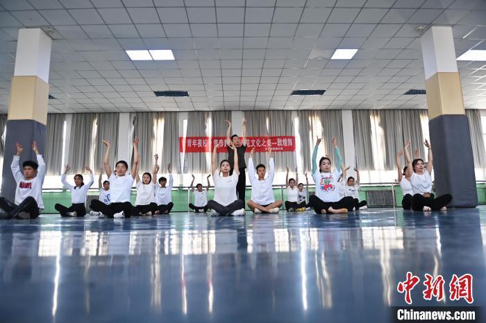 6月6日，在甘肅敦煌青年夜校課程中，青年學(xué)員學(xué)習(xí)敦煌舞課程。李亞龍 攝　　