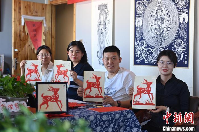 6月6日，在甘肅敦煌青年夜校課程中，青年學(xué)員展示學(xué)習(xí)敦煌非遺剪紙的成果。李亞龍 攝　　