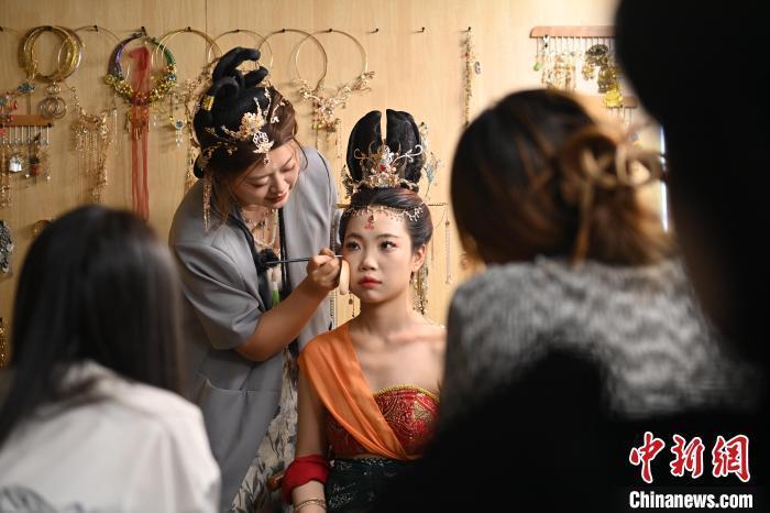 6月6日，在甘肅敦煌青年夜校課程中，青年學(xué)員學(xué)習(xí)敦煌美妝課程。李亞龍 攝　　