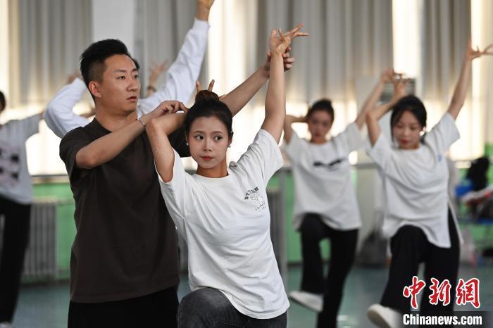 6月6日，在甘肅敦煌青年夜校課程中，青年學(xué)員學(xué)習(xí)敦煌舞課程。李亞龍 攝　　