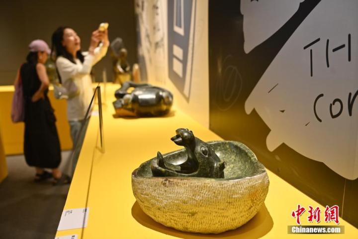 圖為該藝術(shù)展展陳的蛇紋石作品《河馬池》。中新社記者 李亞龍 攝