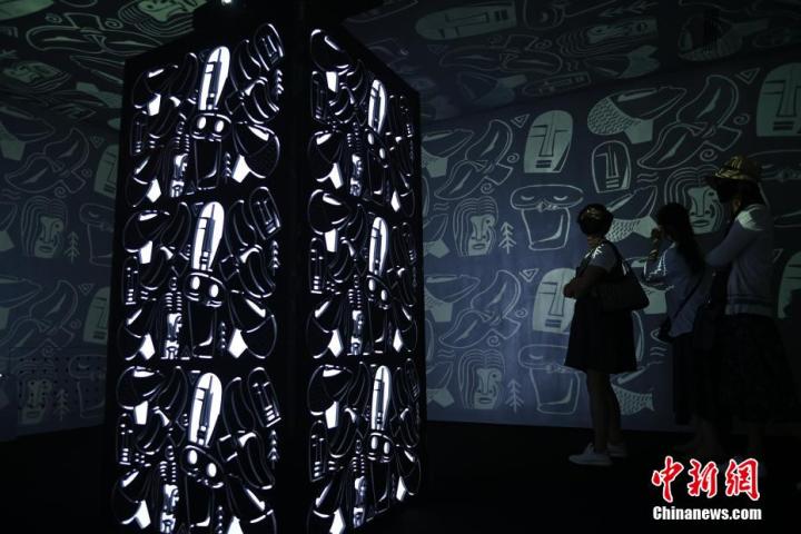 圖為游客參觀藝術(shù)展。中新社記者 李亞龍 攝