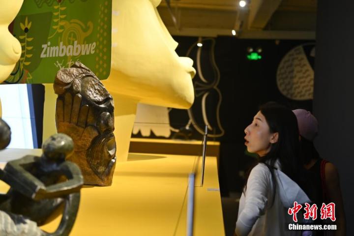 圖為游客參觀藝術(shù)展。中新社記者 李亞龍 攝