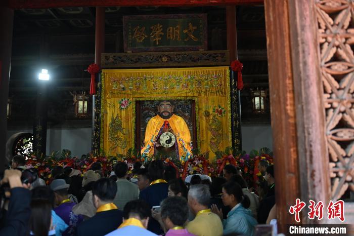 6月21日，2024(甲辰)年公祭中華人文始祖伏羲大典在甘肅天水舉行，來自海峽兩岸及港澳地區(qū)約500人現(xiàn)場共祭中華人文始祖伏羲。中新社記者 李亞龍 攝