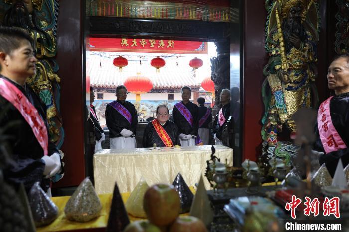 6月21日，“2024(甲辰年)兩岸共祭人文始祖伏羲典禮”在臺灣新北舉行。擔(dān)任主祭官的先嗇宮董事長、中國國民黨前秘書長李乾龍(中)出席典禮并擔(dān)任主祭官。中新社記者 張曉曦 攝
