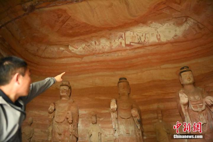 7月15日，甘肅省平?jīng)鍪袥艽h百里石窟長廊中的南石窟寺1號(hào)窟內(nèi)，工作人員介紹窟內(nèi)僅存的浮雕——佛傳故事。百里石窟長廊位于涇川縣境內(nèi)，由512個(gè)石窟、5眼窟中石井組成，現(xiàn)存王母宮石窟、鳳凰山石窟、南石窟寺、丈八寺石窟、羅漢洞石窟、太山寺石窟等規(guī)模較大的石窟群，還有數(shù)量眾多的小石窟群。南石窟寺開鑿于北魏永平三年，其中1號(hào)窟屬于大型七佛窟，七佛高達(dá)6米。中新社記者 李亞龍 攝</p>
<p>