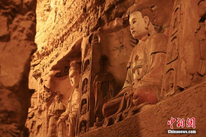 7月15日，甘肅省平?jīng)鍪袥艽h百里石窟長廊中的王母宮石窟造像。百里石窟長廊位于涇川縣境內(nèi)，由512個(gè)石窟、5眼窟中石井組成，現(xiàn)存王母宮石窟、鳳凰山石窟、南石窟寺、丈八寺石窟、羅漢洞石窟、太山寺石窟等規(guī)模較大的石窟群，還有數(shù)量眾多的小石窟群。王母宮石窟又名千佛洞，該窟設(shè)計(jì)宏大，造像生動(dòng)，窟內(nèi)擁有造像數(shù)百尊，是較為珍貴的佛教文化歷史遺存。中新社記者 李亞龍 攝</p>
<p>