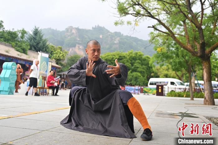7月14日，甘肅省平?jīng)鍪嗅轻忌骄皡^(qū)內(nèi)，嵩山少林弟子展示武藝。7月13日至14日，“2024年北京體育大學(xué)第十五屆國際武術(shù)比賽交流大會暨首屆崆峒山國際武術(shù)大會”舉行，大會也在崆峒山景區(qū)進行問道崆峒、武術(shù)高級研修班、崆峒拜師等系列活動。中新社記者 李亞龍 攝</p>
<p>