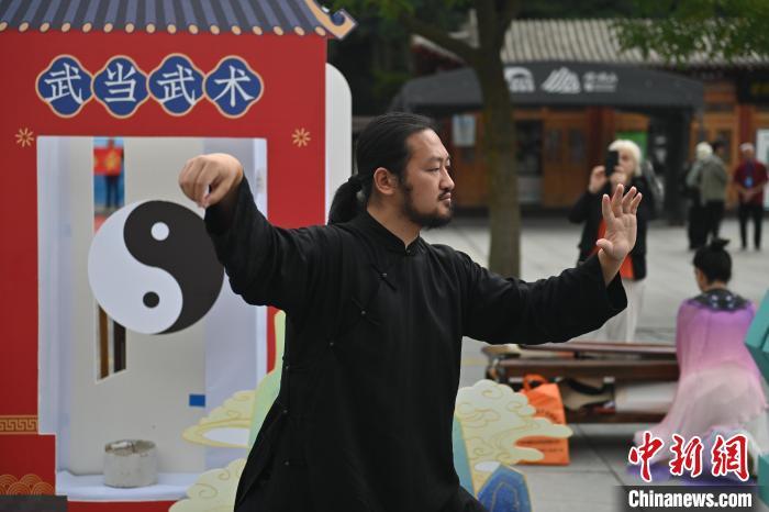 7月14日，甘肅省平?jīng)鍪嗅轻忌骄皡^(qū)內(nèi)，武當玄武派傳承人展示武當武術(shù)。7月13日至14日，“2024年北京體育大學(xué)第十五屆國際武術(shù)比賽交流大會暨首屆崆峒山國際武術(shù)大會”舉行，大會也在崆峒山景區(qū)進行問道崆峒、武術(shù)高級研修班、崆峒拜師等系列活動。中新社記者 李亞龍 攝</p>
<p>