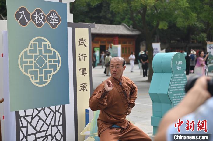 7月14日，甘肅省平?jīng)鍪嗅轻忌骄皡^(qū)內(nèi)，八極拳傳承人展示八極拳。7月13日至14日，“2024年北京體育大學(xué)第十五屆國際武術(shù)比賽交流大會暨首屆崆峒山國際武術(shù)大會”舉行，大會也在崆峒山景區(qū)進行問道崆峒、武術(shù)高級研修班、崆峒拜師等系列活動。中新社記者 李亞龍 攝</p>
<p>