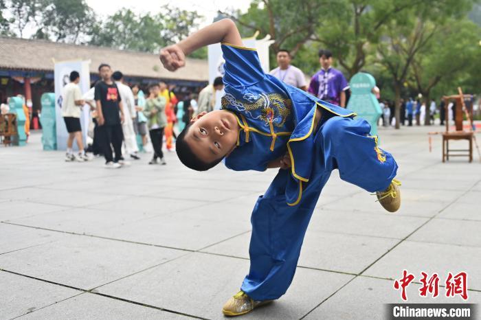 7月14日，甘肅省平?jīng)鍪嗅轻忌骄皡^(qū)內(nèi)，小朋友展示查拳。7月13日至14日，“2024年北京體育大學(xué)第十五屆國際武術(shù)比賽交流大會暨首屆崆峒山國際武術(shù)大會”舉行，大會也在崆峒山景區(qū)進行問道崆峒、武術(shù)高級研修班、崆峒拜師等系列活動。中新社記者 李亞龍 攝</p>
<p>