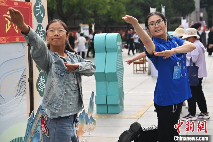 7月14日，甘肅省平?jīng)鍪嗅轻忌骄皡^(qū)內(nèi)，霍氏練手拳傳承人、霍元甲玄孫女霍靜虹(右)教授武術(shù)愛好者霍氏練手拳。7月13日至14日，“2024年北京體育大學(xué)第十五屆國際武術(shù)比賽交流大會暨首屆崆峒山國際武術(shù)大會”舉行，大會也在崆峒山景區(qū)進行問道崆峒、武術(shù)高級研修班、崆峒拜師等系列活動。中新社記者 李亞龍 攝</p>
<p>