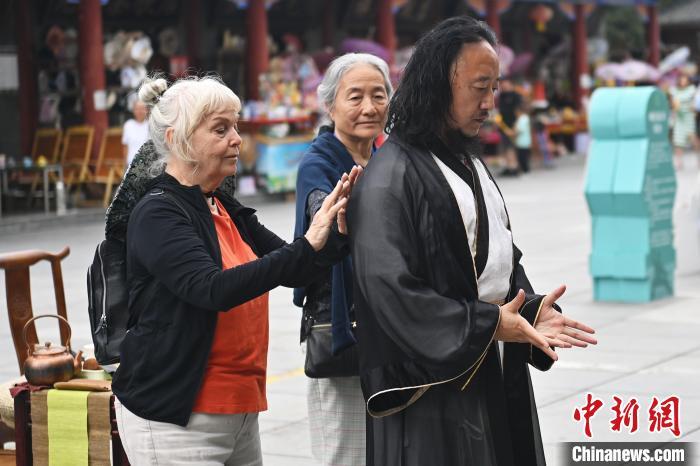 7月14日，甘肅省平?jīng)鍪嗅轻忌骄皡^(qū)內(nèi)，外籍武術(shù)愛好者感受青城武術(shù)。7月13日至14日，“2024年北京體育大學(xué)第十五屆國際武術(shù)比賽交流大會暨首屆崆峒山國際武術(shù)大會”舉行，大會也在崆峒山景區(qū)進行問道崆峒、武術(shù)高級研修班、崆峒拜師等系列活動。中新社記者 李亞龍 攝</p>
<p>
