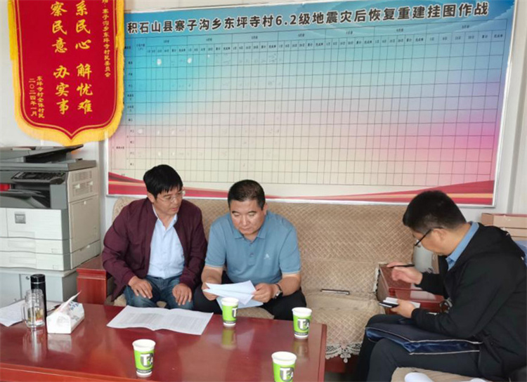 州縣紀(jì)委監(jiān)委機(jī)關(guān)聯(lián)合督查組對下沉干部 、駐村干部 、包村組長、村干部 “四級”干部履職到崗情況，以及工作日志和民情臺賬、訴求臺賬進(jìn)行日常監(jiān)督檢查，壓實工作責(zé)任。.jpg