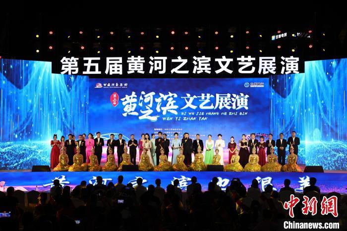 7月19日晚，第五屆黃河之濱文藝展演在蘭州體育文化廣場開幕。張曦予 攝