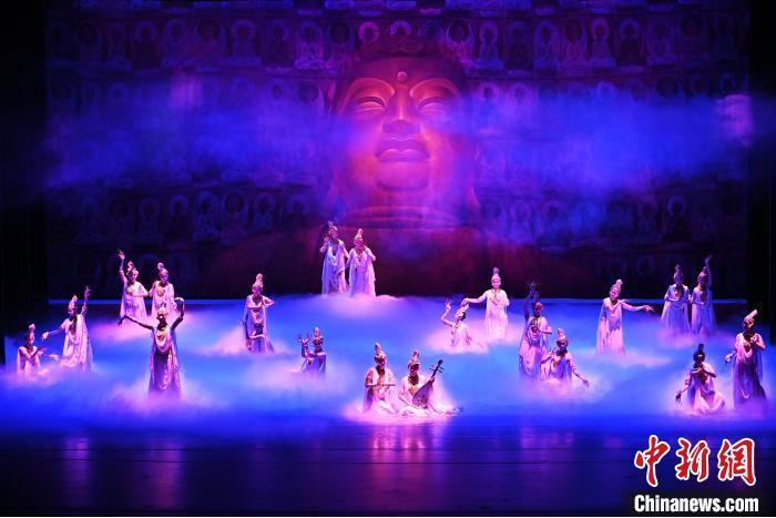 7月18日晚，中國經典舞劇《絲路花雨》在甘肅蘭州黃河劇院進行演出。中國經典舞劇《絲路花雨》迎來45周年，7月17日-8月4日在蘭州開啟為期多天的駐場演出。該舞劇取材于敦煌莫高窟壁畫，集中國霓裳羽衣舞、敦煌舞、印度舞、黑巾舞、波斯馬鈴舞等于一身，自1979年演出至今，該劇先后在40多個國家和地區(qū)演出近4000場，觀眾550多萬人次。中新社記者 李亞龍 攝</p>
<p>