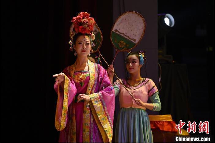 7月18日晚，中國經典舞劇《絲路花雨》在甘肅蘭州黃河劇院進行演出。中國經典舞劇《絲路花雨》迎來45周年，7月17日-8月4日在蘭州開啟為期多天的駐場演出。該舞劇取材于敦煌莫高窟壁畫，集中國霓裳羽衣舞、敦煌舞、印度舞、黑巾舞、波斯馬鈴舞等于一身，自1979年演出至今，該劇先后在40多個國家和地區(qū)演出近4000場，觀眾550多萬人次。中新社記者 李亞龍 攝</p>
<p>