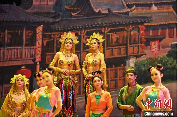 7月18日晚，中國經典舞劇《絲路花雨》在甘肅蘭州黃河劇院進行演出。中國經典舞劇《絲路花雨》迎來45周年，7月17日-8月4日在蘭州開啟為期多天的駐場演出。該舞劇取材于敦煌莫高窟壁畫，集中國霓裳羽衣舞、敦煌舞、印度舞、黑巾舞、波斯馬鈴舞等于一身，自1979年演出至今，該劇先后在40多個國家和地區(qū)演出近4000場，觀眾550多萬人次。中新社記者 李亞龍 攝</p>
<p>