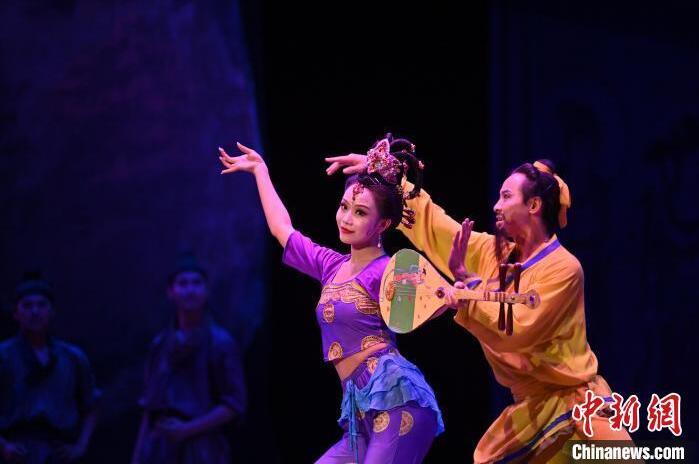 7月18日晚，中國經典舞劇《絲路花雨》在甘肅蘭州黃河劇院進行演出。中國經典舞劇《絲路花雨》迎來45周年，7月17日-8月4日在蘭州開啟為期多天的駐場演出。該舞劇取材于敦煌莫高窟壁畫，集中國霓裳羽衣舞、敦煌舞、印度舞、黑巾舞、波斯馬鈴舞等于一身，自1979年演出至今，該劇先后在40多個國家和地區(qū)演出近4000場，觀眾550多萬人次。中新社記者 李亞龍 攝</p>
<p>