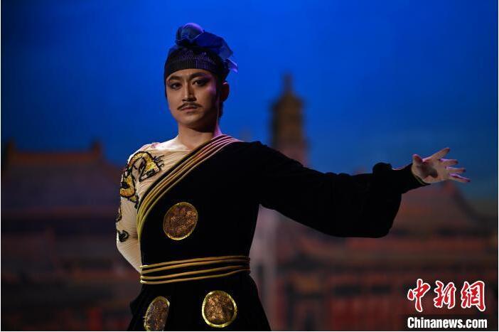 7月18日晚，中國經典舞劇《絲路花雨》在甘肅蘭州黃河劇院進行演出。中國經典舞劇《絲路花雨》迎來45周年，7月17日-8月4日在蘭州開啟為期多天的駐場演出。該舞劇取材于敦煌莫高窟壁畫，集中國霓裳羽衣舞、敦煌舞、印度舞、黑巾舞、波斯馬鈴舞等于一身，自1979年演出至今，該劇先后在40多個國家和地區(qū)演出近4000場，觀眾550多萬人次。中新社記者 李亞龍 攝