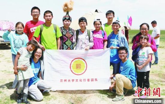 圖為蘭州大學(xué)文化行者團(tuán)隊走進(jìn)民族社區(qū)。(資料圖)蘭州大學(xué)供圖